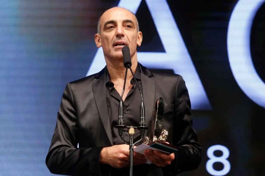 Mauricio Dayub recibiendo un premio