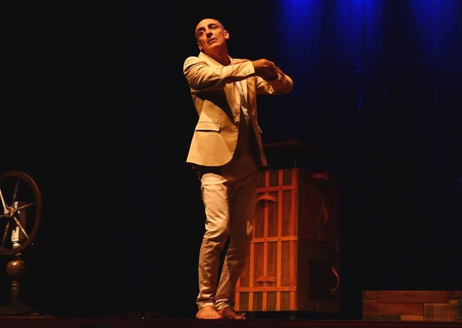 Escena de El Equilibrista sobre el baúl